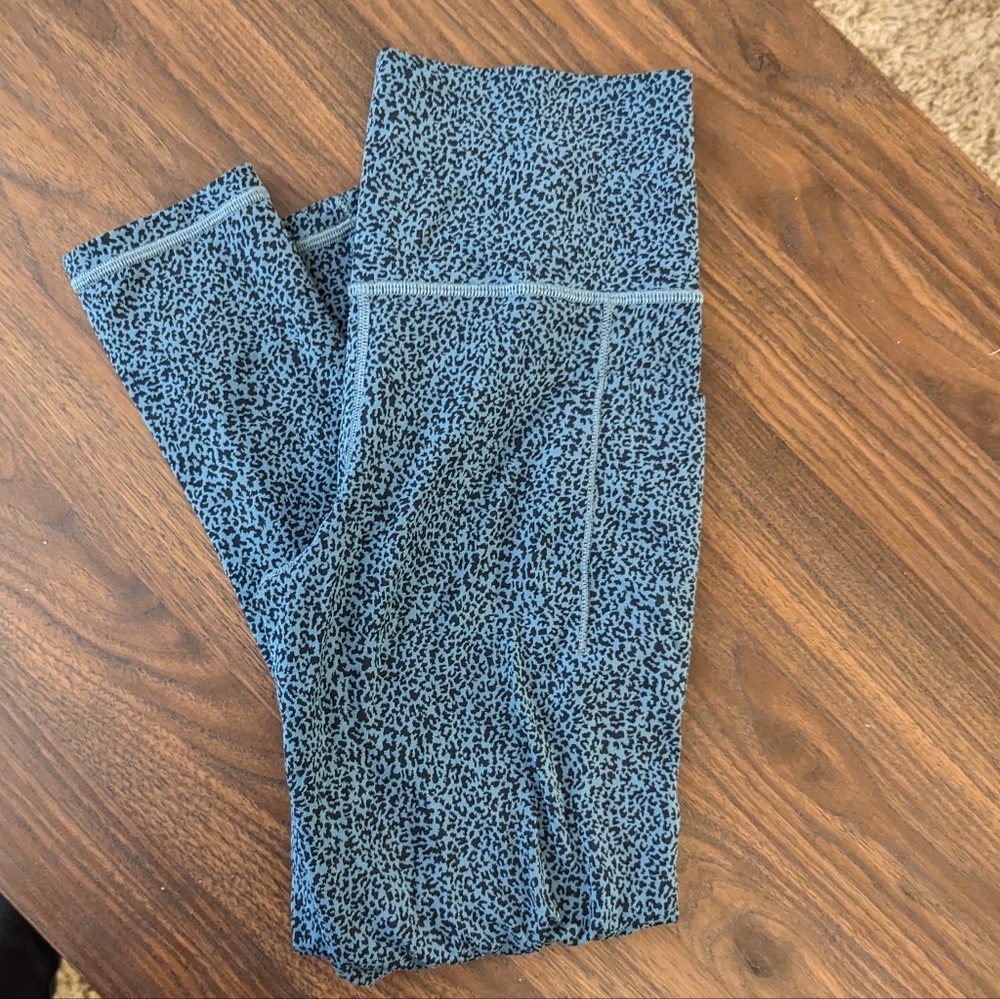 Athleta Salutation Stash Pocket II Printed 7/8 Tight Blue Leopard Women's XS